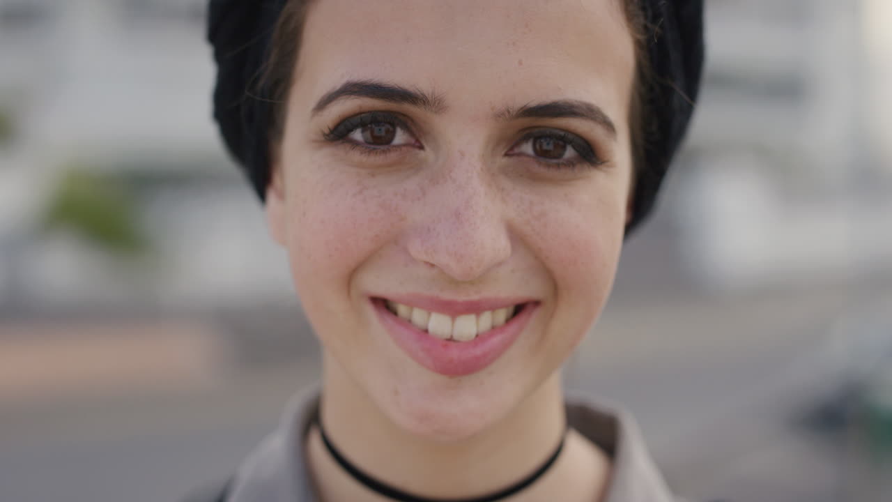 retrato de cerca de una hermosa joven musulmana sonriente alegre disfrutando de un estilo de vida independiente y despreocupado estudiante femenina linda con turbante serie de personas reales