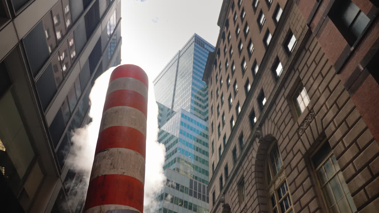 뉴욕 밝은 오렌지색 줄무늬의 증기 시스템에서 과도한 증기가 있는 파이프 - 기호 중 하나