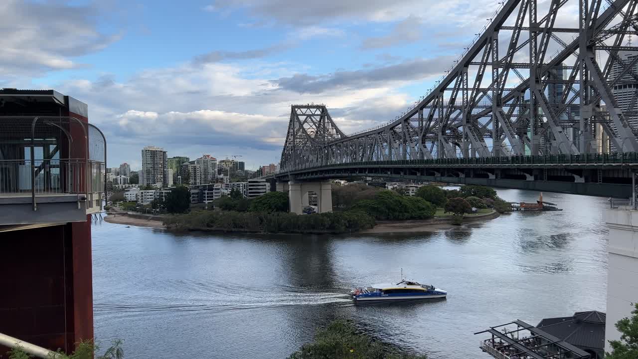 고요한 오후에 상징적인 스토리 브리지 아래에서 강을 건너는 대중 교통 도시 고양이 페리를 캡처한 정적 샷