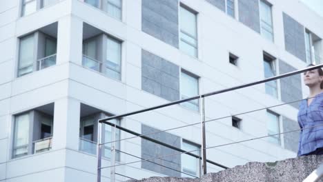 mujer de negocios seria apoyada en la barandilla