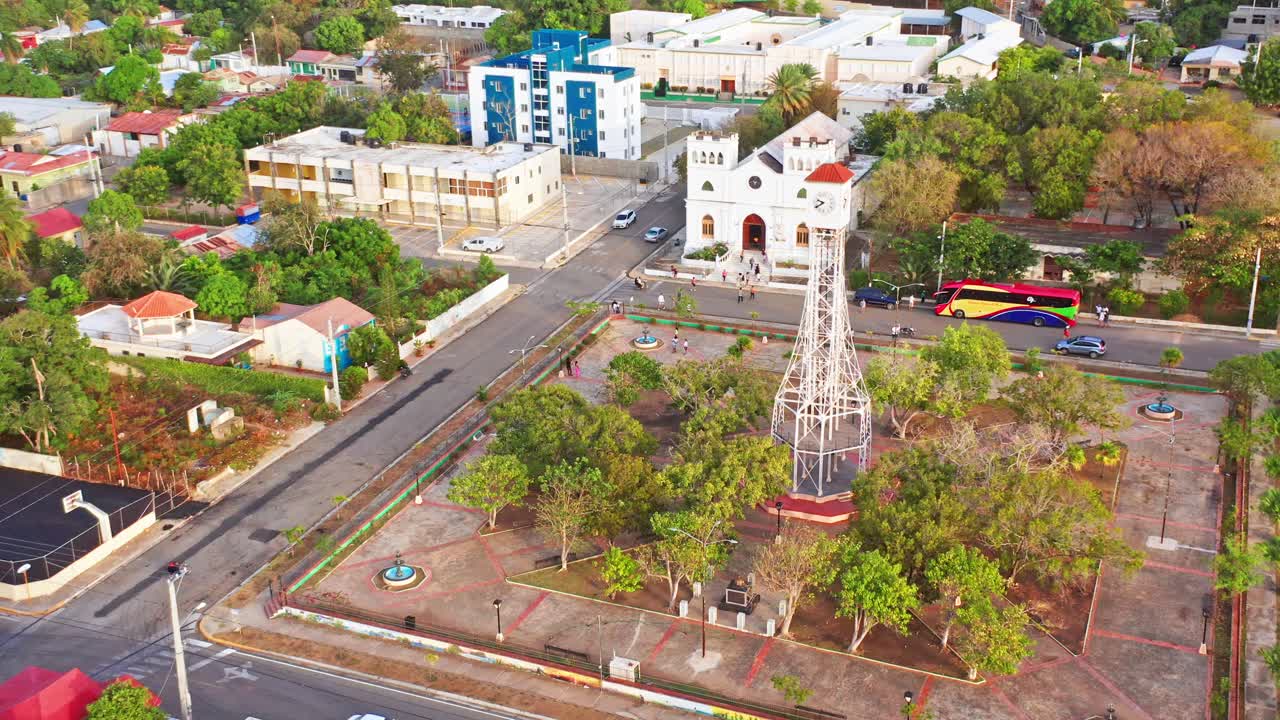 vista aérea que muestra la torre del reloj y la iglesia de san fernando en montecristi durante el día soleado
