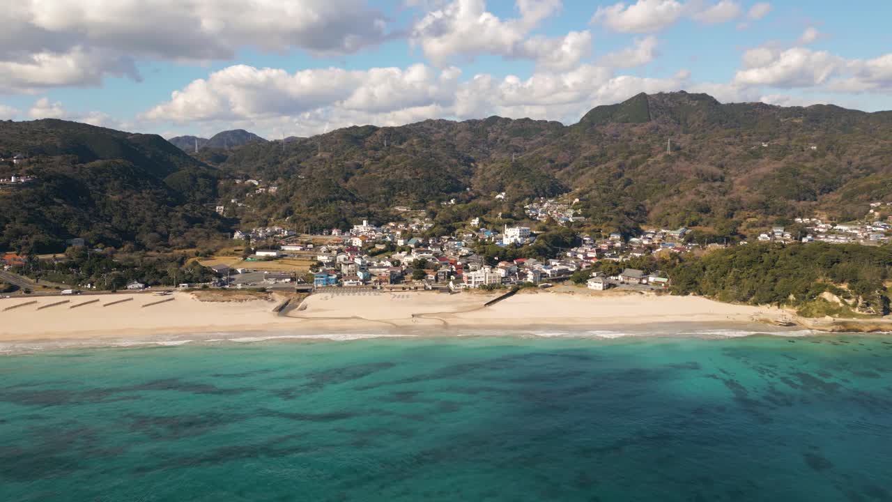 일본 의 화려 한 모래 해변 과 푸른 물 을 고 있는 높은 곳 에서 찍은 공중 사진