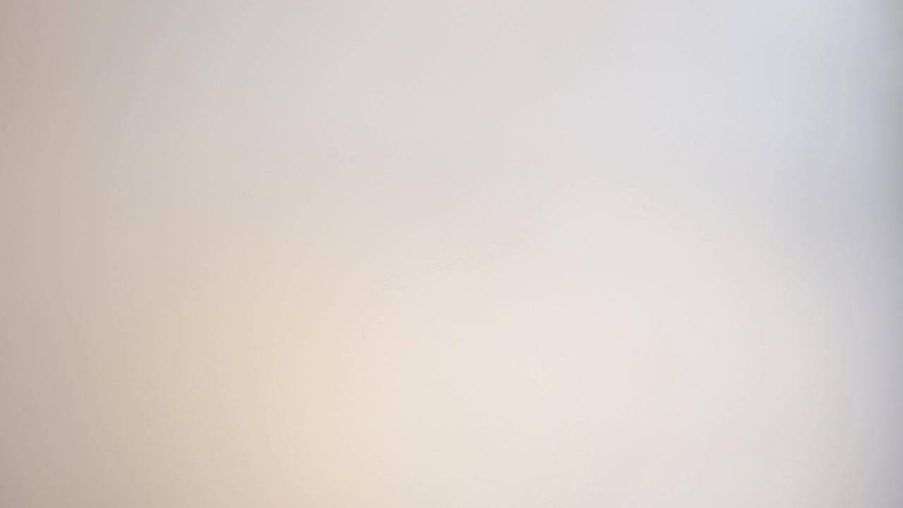 mujer sentada en una habitación