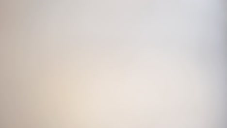 mujer sentada en una habitación