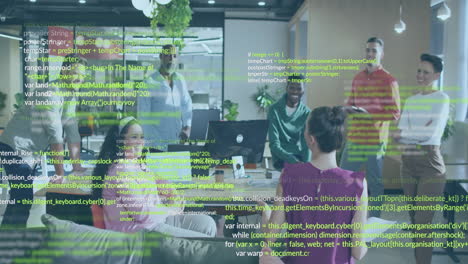 animación del procesamiento de datos sobre diversos colegas que discuten el trabajo en la oficina