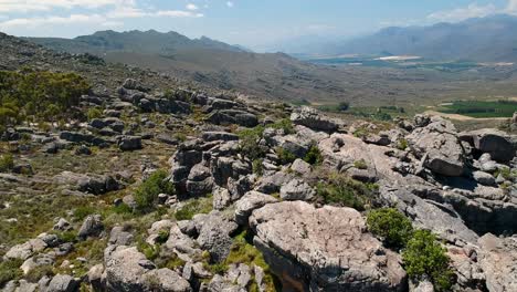 Meseta-Rocosa-Y-Valle-De-Montaña