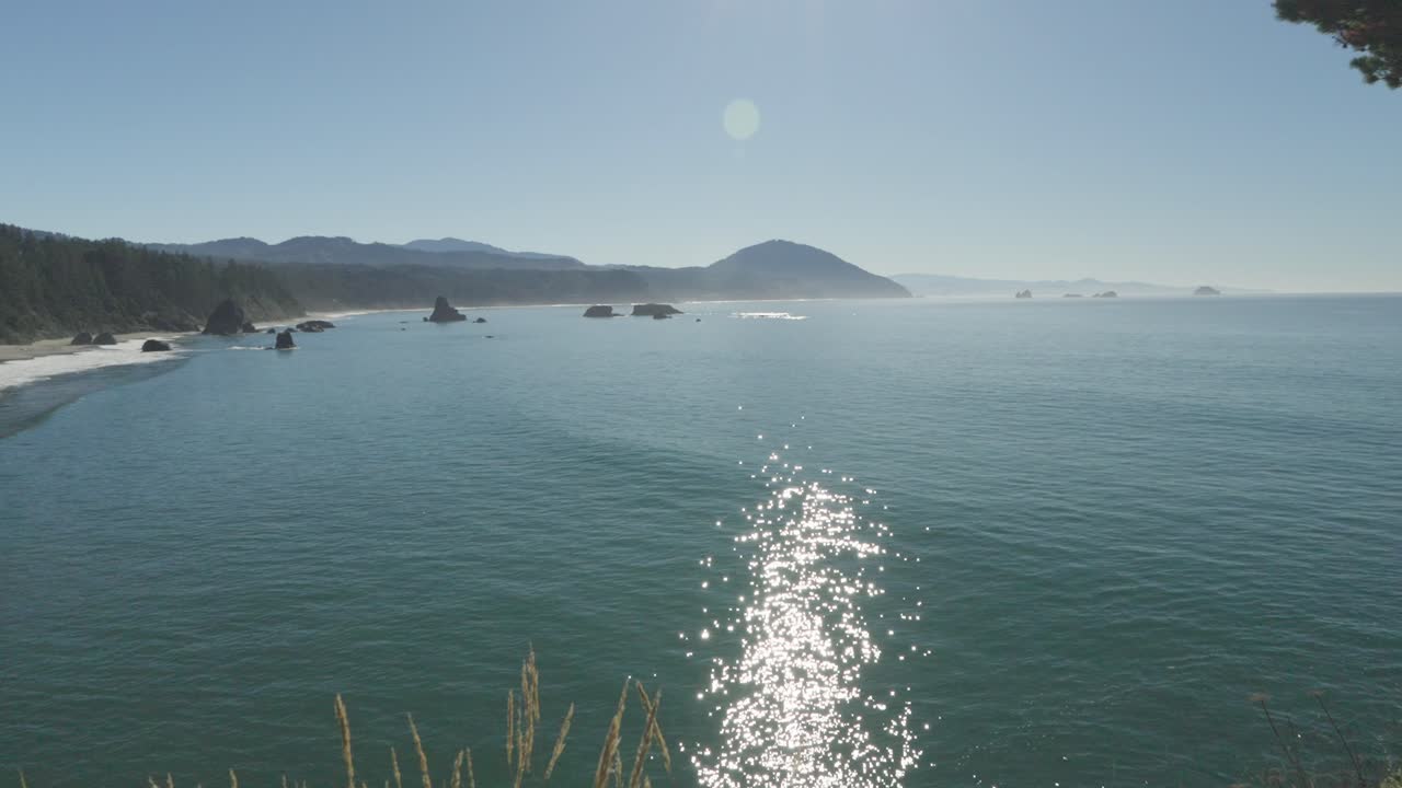 오리건 주 포트 오포드 만의 물 표면에 반이는 빛