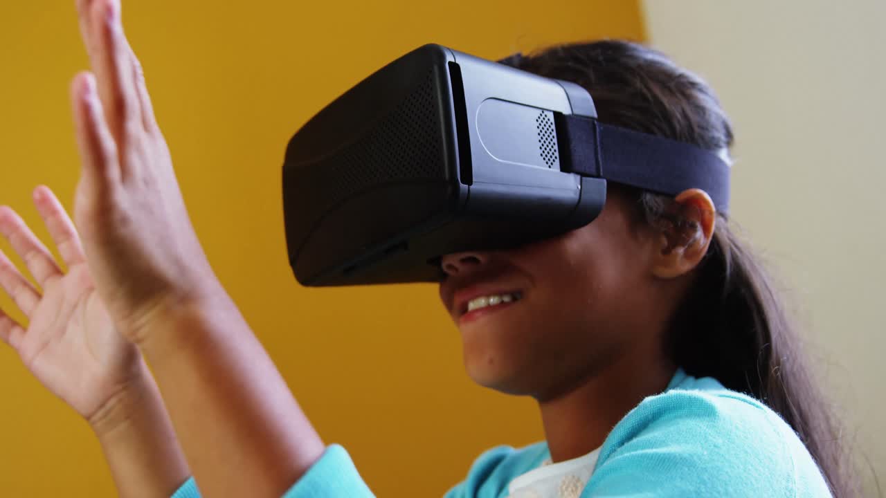 Skolepige bruger virtual reality-briller i klasseværelset på skolen