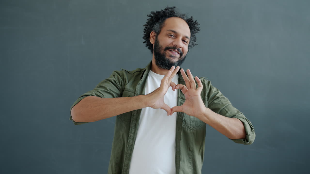 Uomo che crea un cuore con le mani