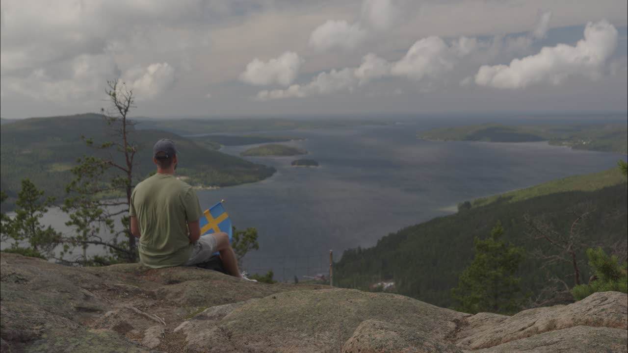 높은 해안, 스웨덴의 놀라운 풍경이 내려다 보이는 skuleberget 위에 하이킹 관광객