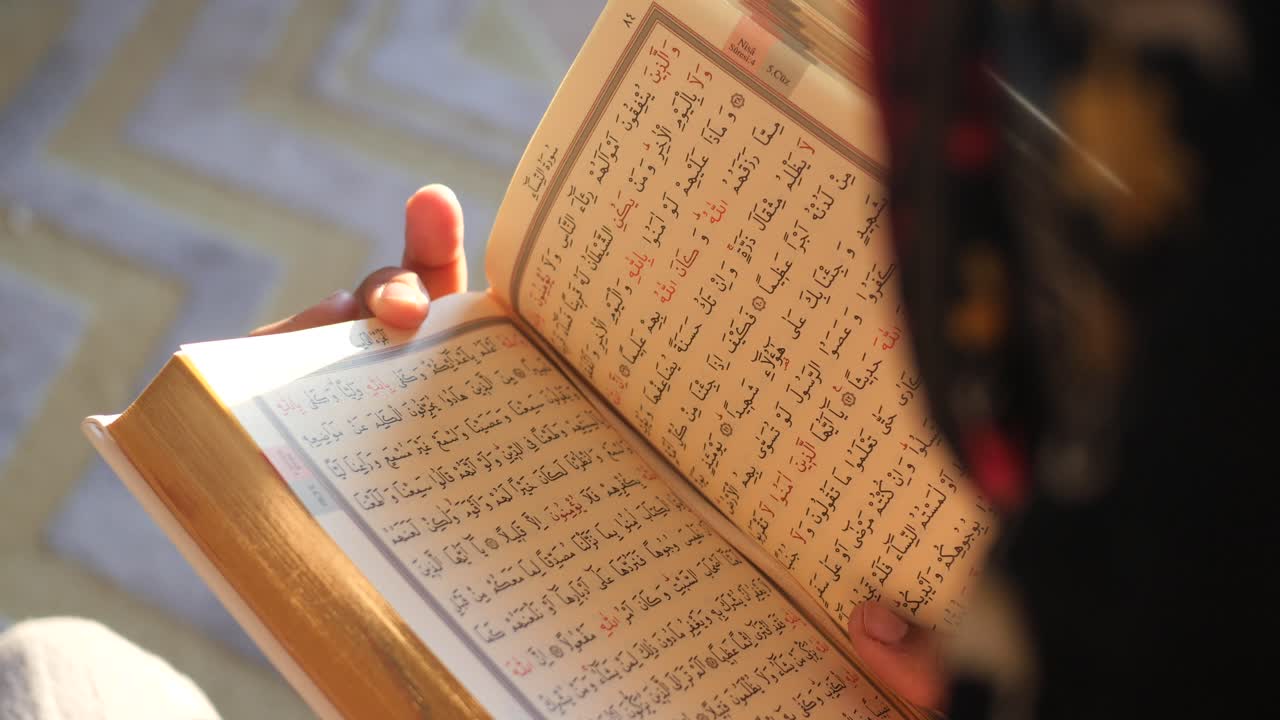 persona que lee el corán