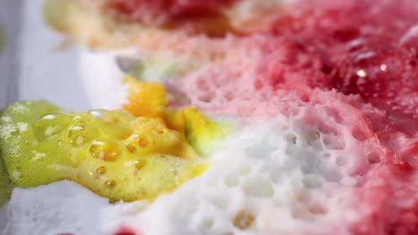 reacción química vibrante con espuma de colores