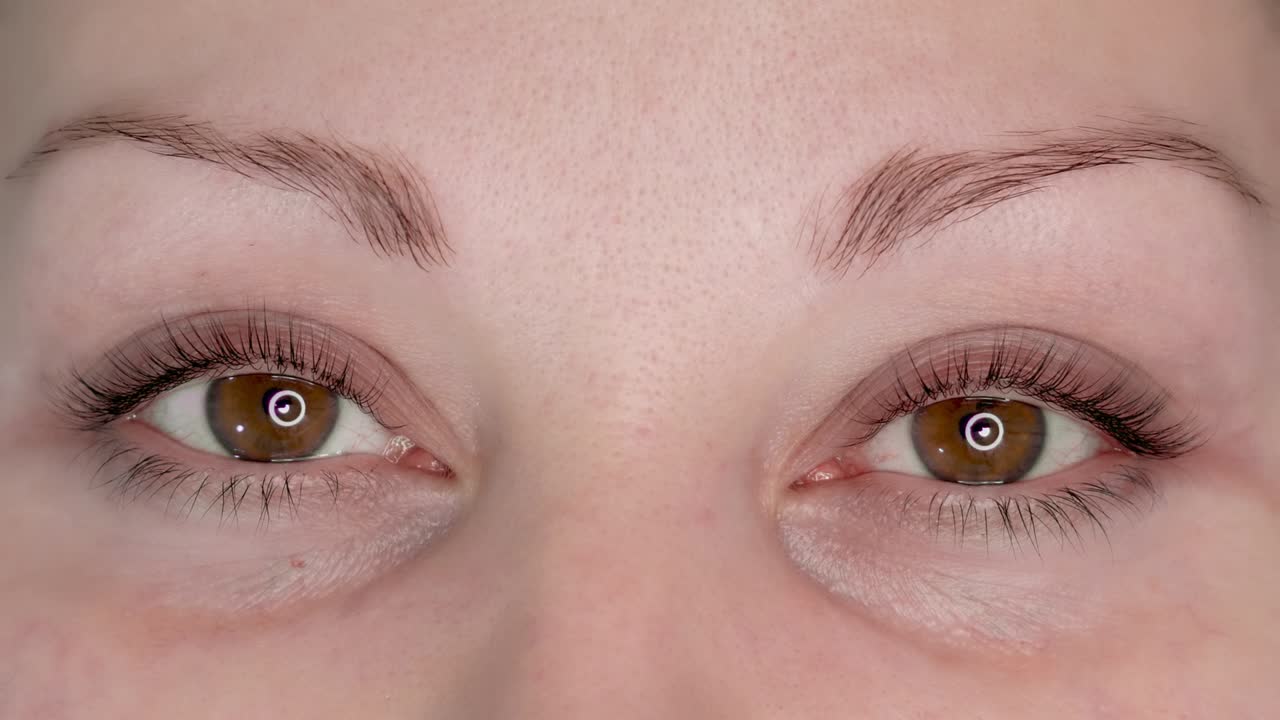 sus hermosos ojos se ven rectos.