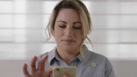 retrato de una mujer rubia joven enviando mensajes de texto navegando disfrutando usando teléfonos inteligentes tecnología móvil centrada en mensajes ocupados