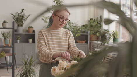 mujer florista arreglando un ramo