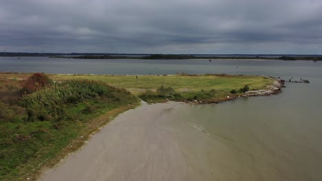 hombre caminando en morgan&#39;s point en laporte, texas
