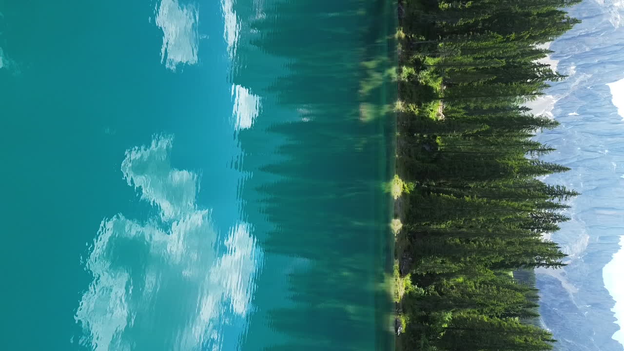 vista panorámica inclinada hacia arriba del lago carezza y las montañas dolomitas en italia