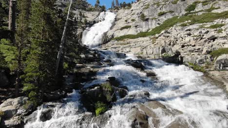 4K-stabilisiertes-Drohnen-episches-Filmmaterial,-Das-Einen-Massiven-Wasserfall-In-Der-Kalifornischen-Wildnis-In-Der-Nähe-Von-Desolation-Wilderness-Und-Lake-Tahoe-Hinauffliegt---Bäume-Und-Wälder-Sind-Um-Die-Felsigen-Klippen-Herum-Zu-Sehen