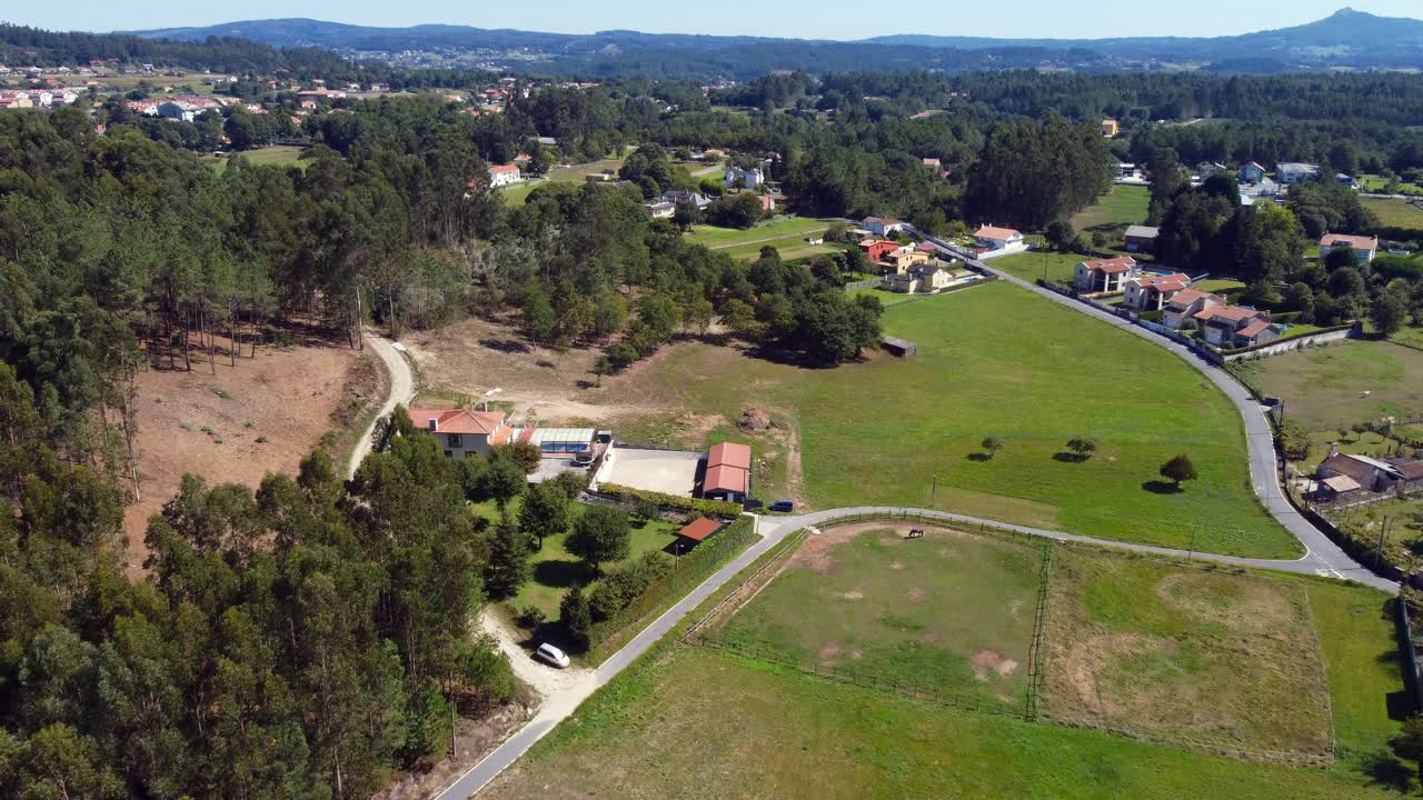 paisaje agroforestal, parcelas, hierba y árboles en galicia desde arriba: imágenes de archivo de 4k de pintorescas escenas rurales