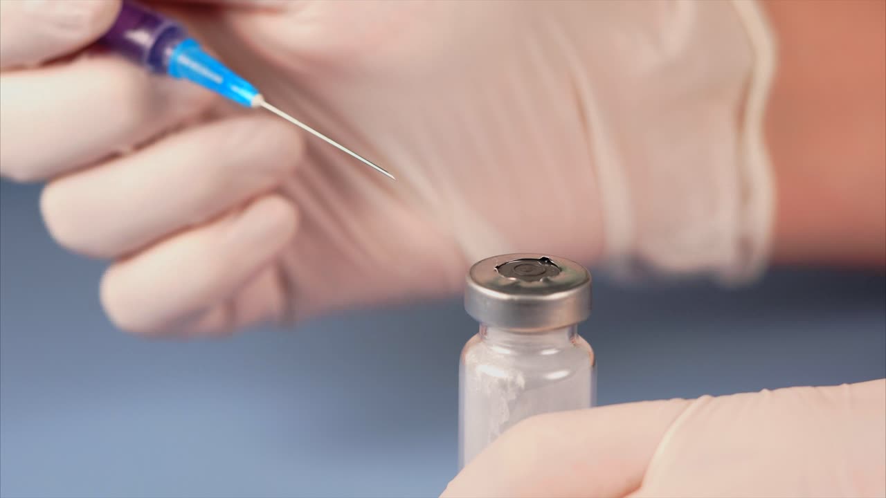 백신 주사를 준비하는 것