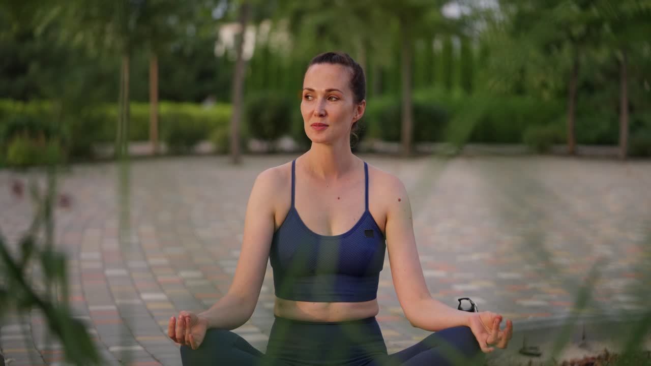 mujer meditando en un parque