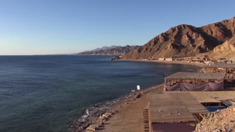 vista del agujero azul de dahab en el mar rojo desde la cima de una colina del desierto rocoso cercano