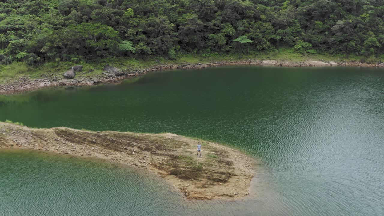 control masculino y dron volador en el lago danao en san juan, leyte del sur, filipinas, aéreo, retirada