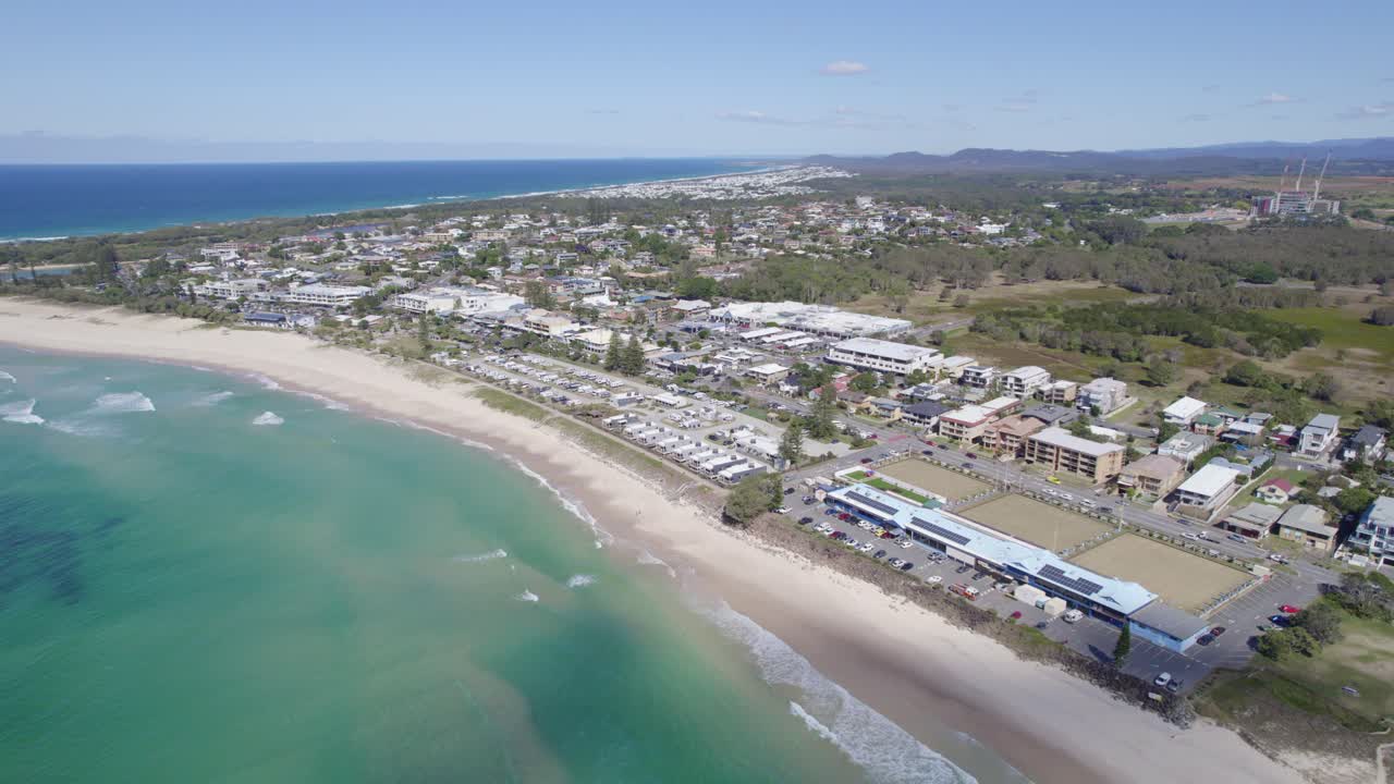 vista aérea del club de bolos de playa kingscliff y la ciudad costera a la luz del día en los ríos del norte, nsw, australia