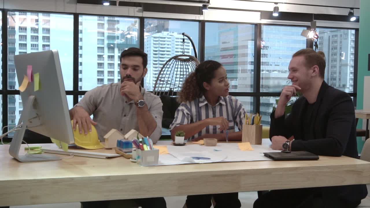 grupo de empresarios creativos teniendo una conversación en el escritorio de la oficina en el lugar de trabajo.