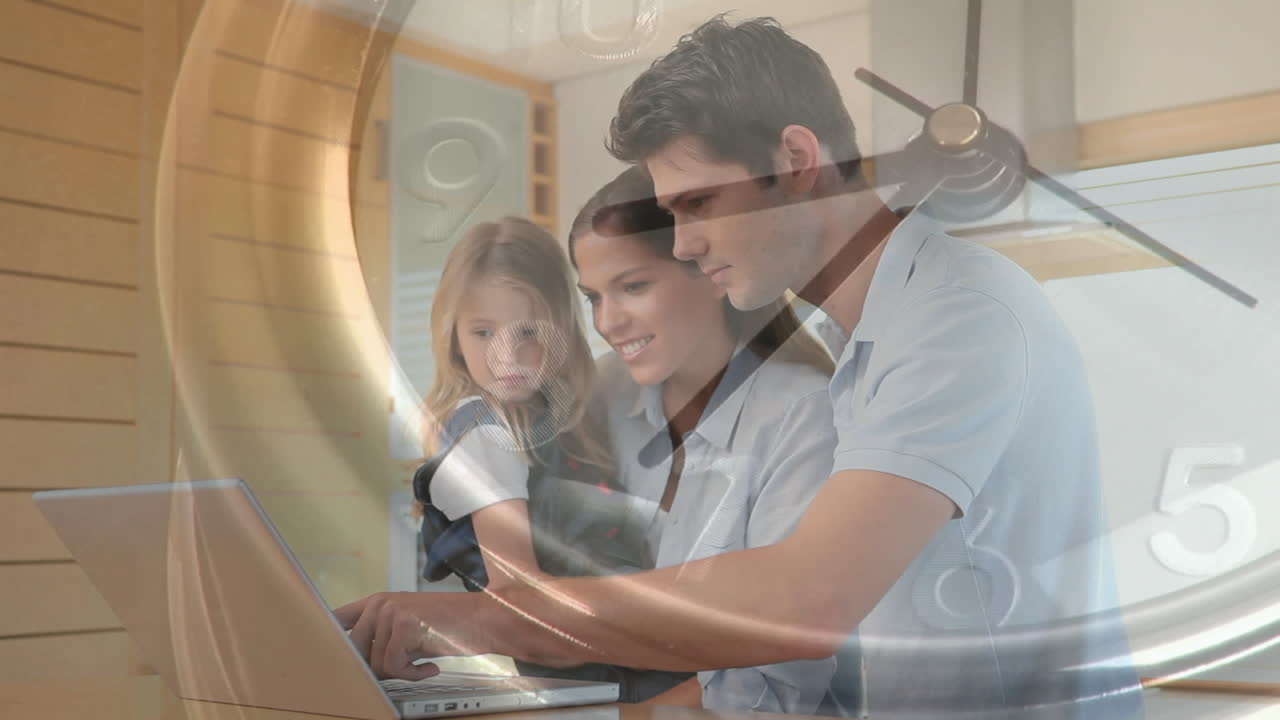 анимация кавказской пары и их дочери, использующей ноутбук над движущимися часами