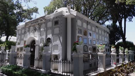 pan a través de un gran mausoleo elegante en el cementerio con nichos para los restos