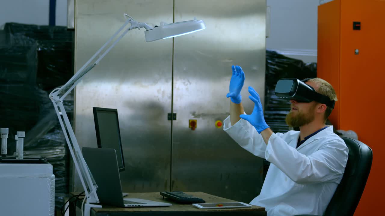 ingeniero robótico usando auriculares de realidad virtual en el escritorio 4k