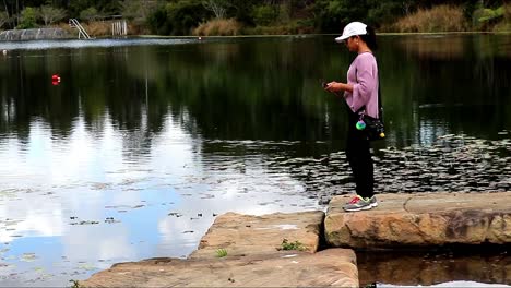 Dama-Asiática-Tomando-Fotos-En-El-Lago