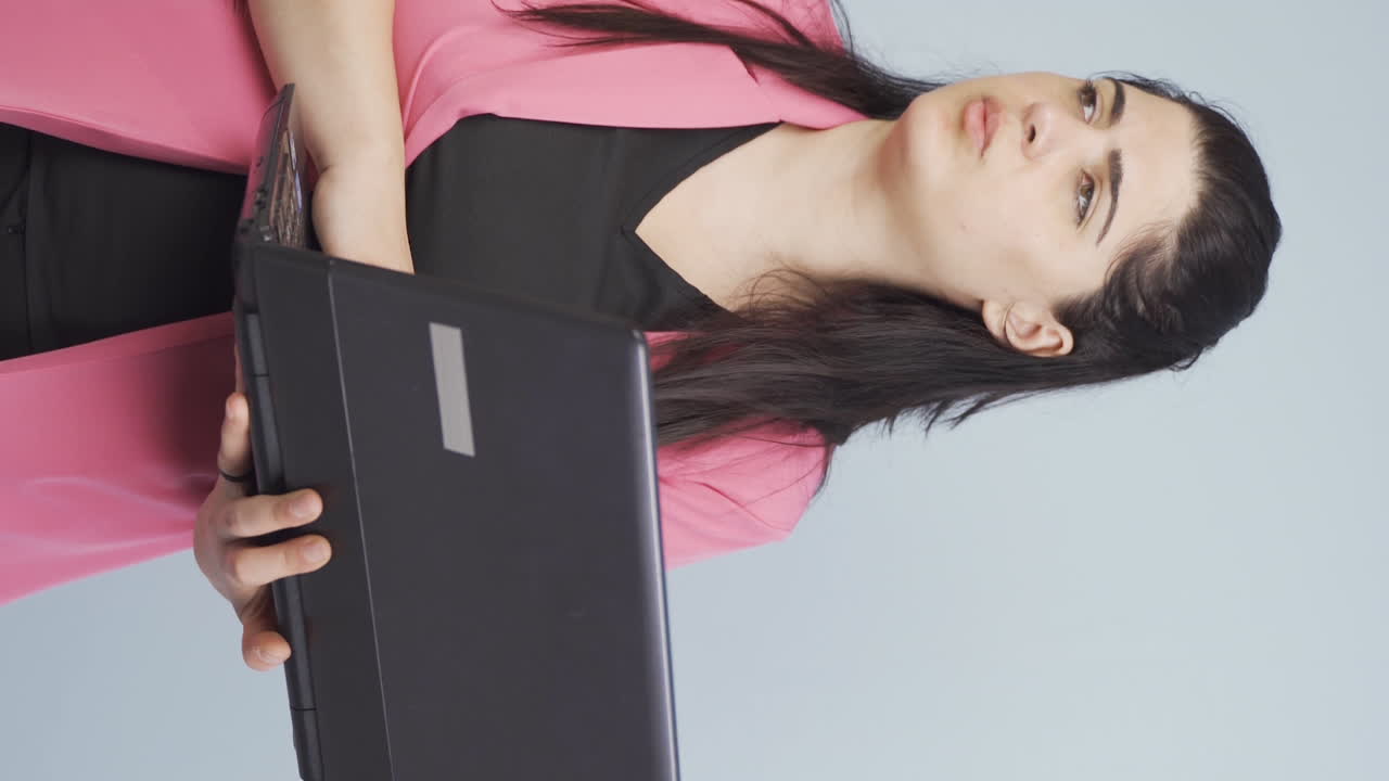 video vertical de una mujer de negocios con presión de tiempo.