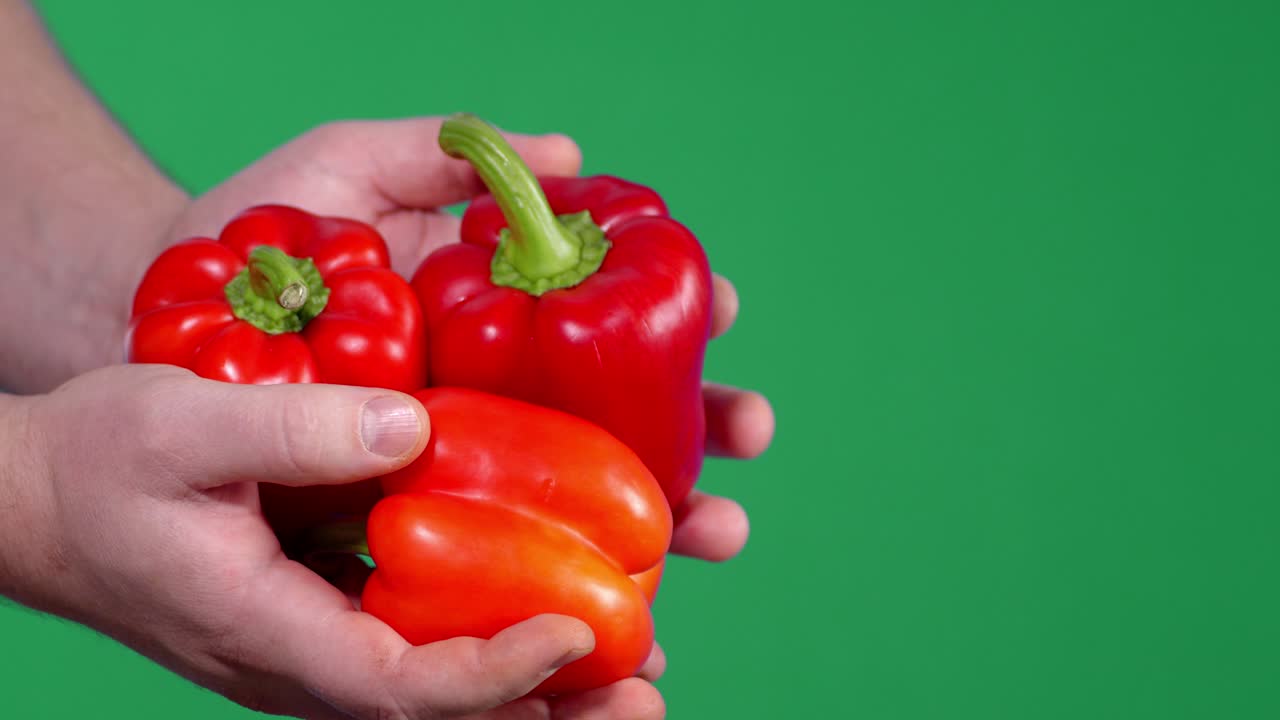 hombres con pimienta roja y dulce.