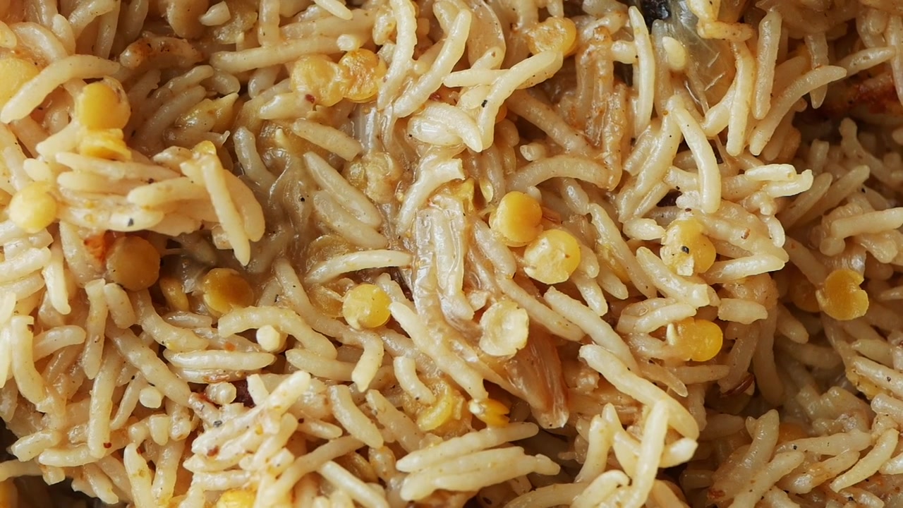 Primo piano di Khichdi fumante servito
