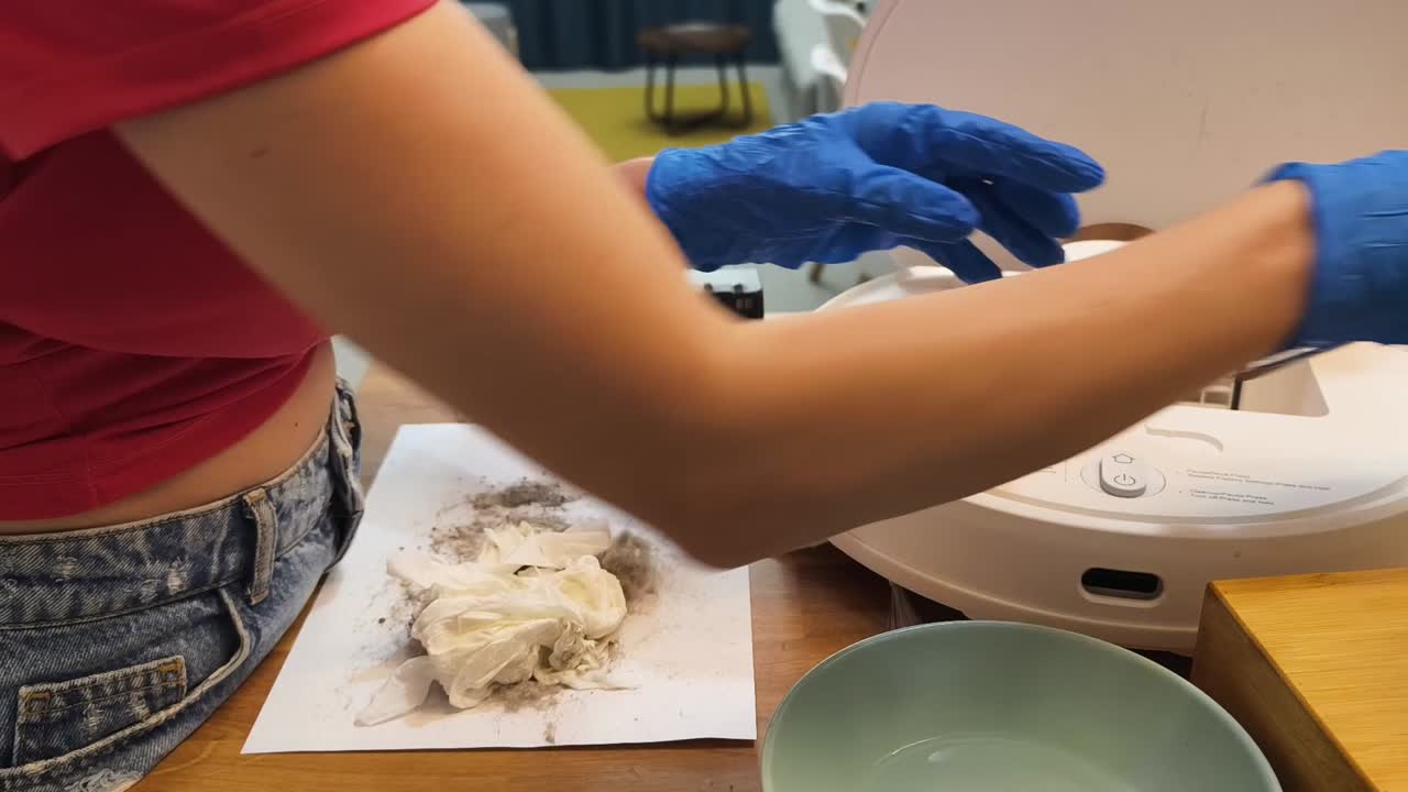 Cleaning a Robot Vacuum Filter