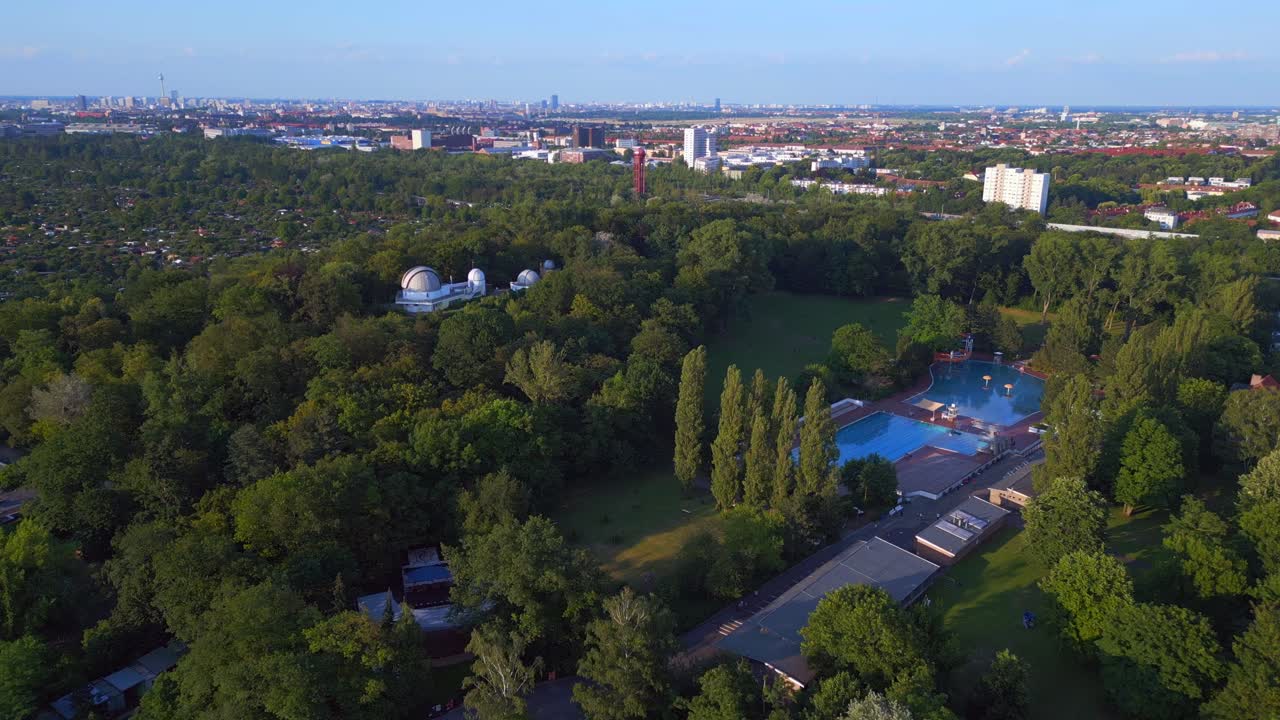 maravillosa vista aérea desde arriba vuelo berlin ciudad piscina pública alemana en europa, día de verano 2023