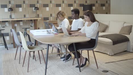 grupo de profesionales sentados juntos en la mesa