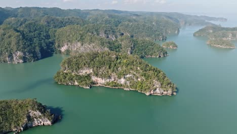 toma aérea de camiones sobre un vasto paisaje marino kárstico escénico en el caribe