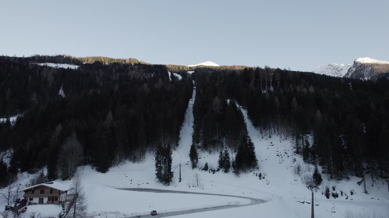 Vista panoramica di Bad Gastein a Salisburgo, Austria, con montagne innevate e hotel