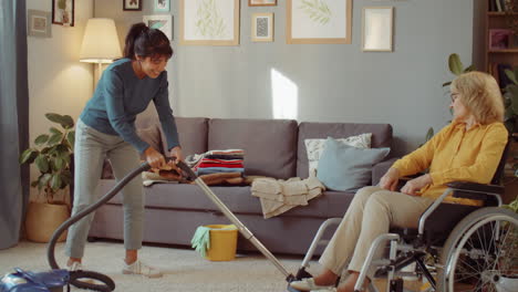 ayudando a la abuela con los quehaceres