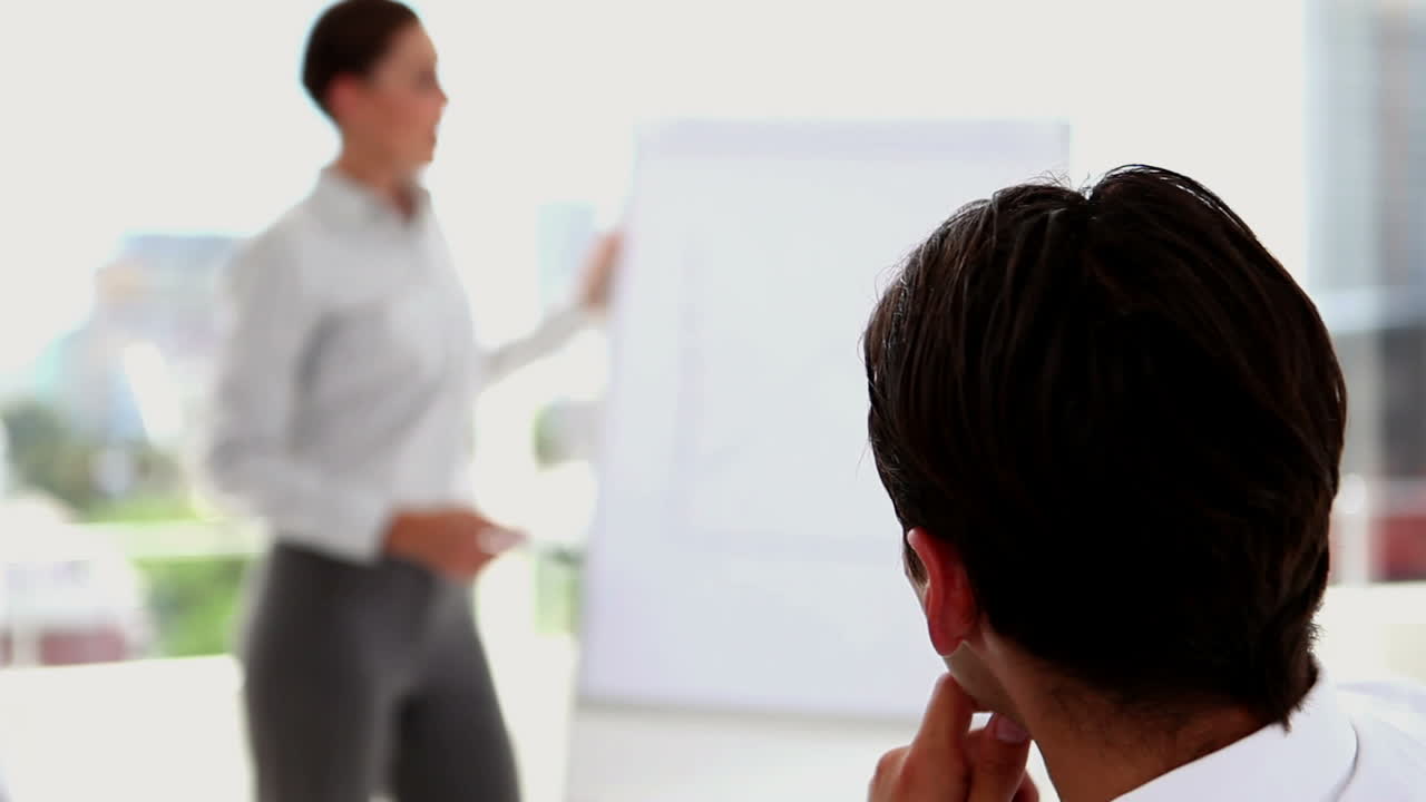 질문에 대답하는 사업가