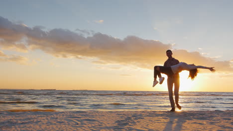 un joven enamorado de las manos que rodean a su novia en la playa al atardecer prores hq video de 10 bits