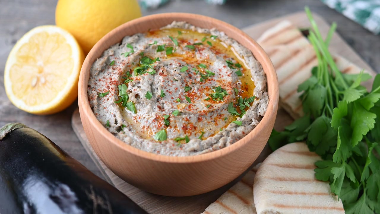 Baba ganoush tradizionale in ciotola su tavolo di legno