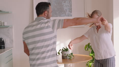 pareja joven feliz bailando en casa disfrutando del baile juntos divirtiéndose celebrando la relación