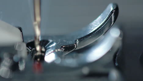 máquina de coser. primer plano. parte de la máquina de coser en una fábrica textil