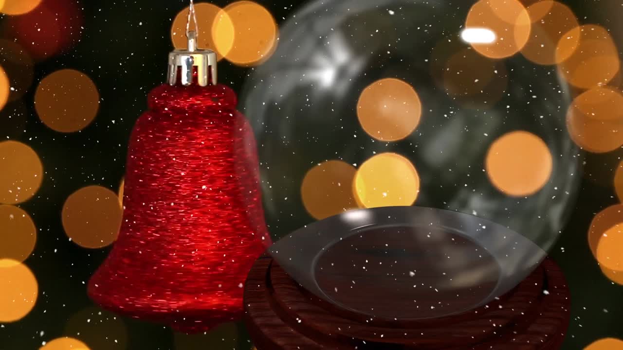 nieve cayendo sobre la campana de navidad girando y globo de nieve contra puntos de luz