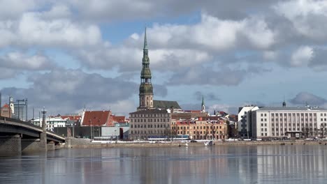 Cautivadoras-Imágenes-En-4k-Del-Casco-Antiguo-De-Riga-Y-St.