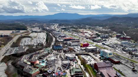 Aéreo-Muy-Por-Encima-De-Pigeon-Forge-Tennessee